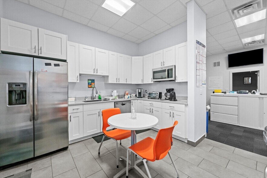 More Photos Of 2754 W Fullerton Ave, Chicago Freestanding For Lease