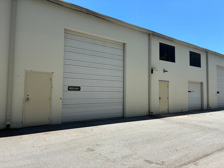 More Photos Of 4800-4820 Poplar Place Dr, Louisville Showroom For Lease