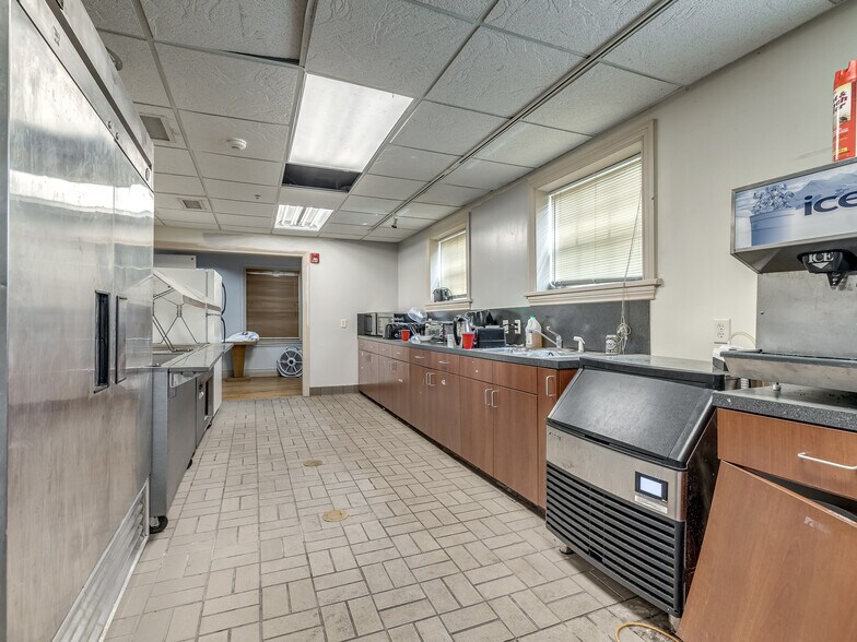 More Photos Of 702 S Lahoma Ave, Norman Dormitory For Sale