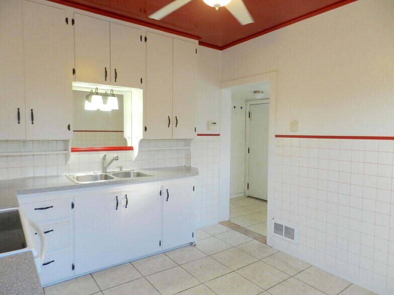 More Photos Of 901 Main St, Salmon Office For Sale