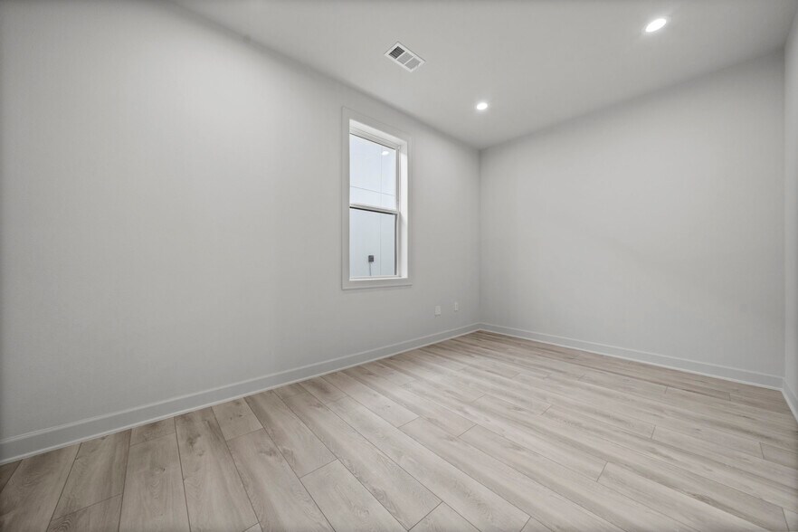 More Photos Of 1325 Main St, Katy Medical For Lease