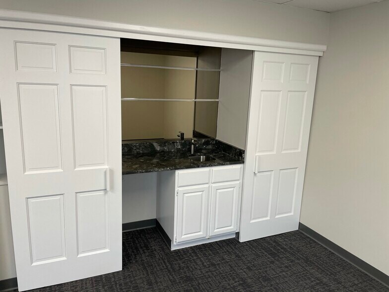 More Photos Of 23875 Northwestern Hwy, Southfield Office For Lease