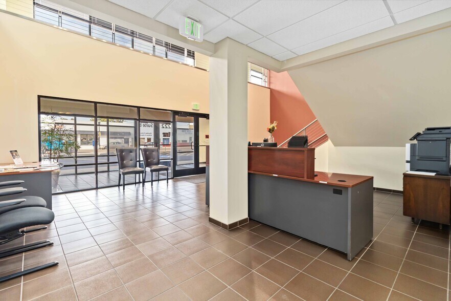 More Photos Of 222 N Plymouth Ave, New Plymouth Showroom For Sale