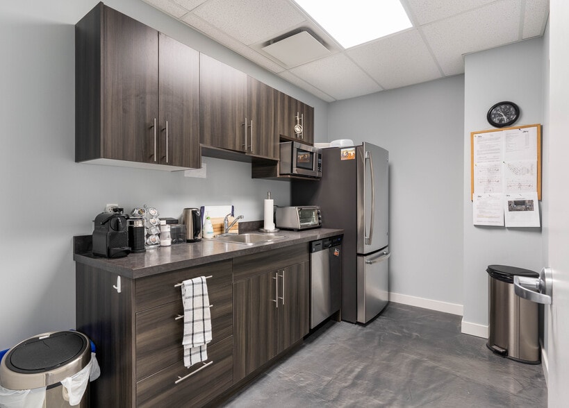 More Photos Of 11420 27th St SE, Calgary Medical For Lease