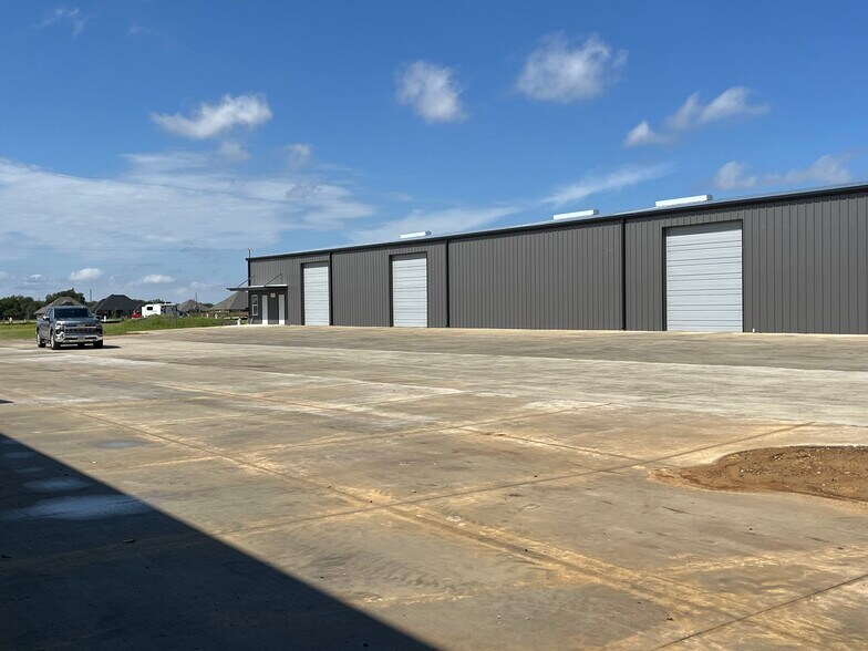 More Photos Of 1045 Sales Dr, Waxahachie General Retail For Lease