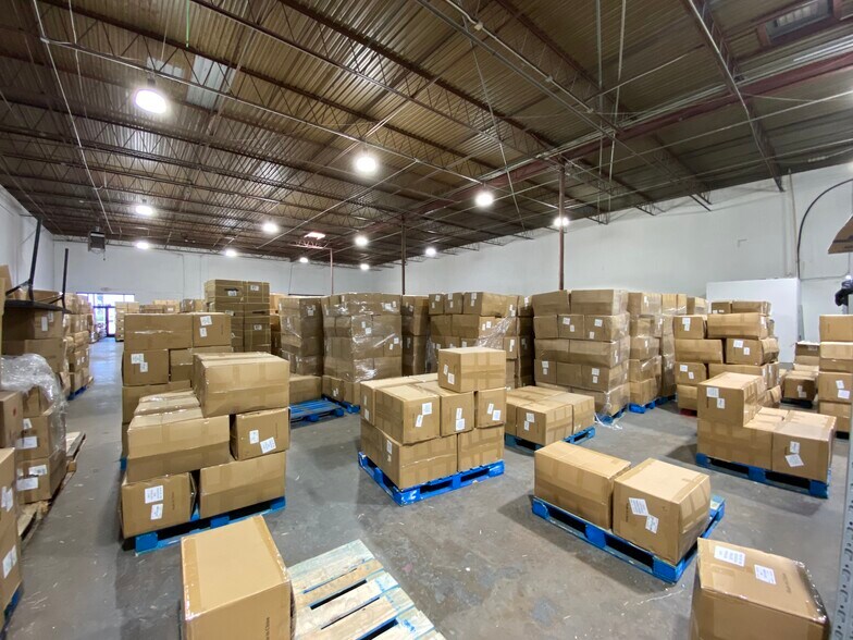 More Photos Of 4101-4103 Lindbergh Dr, Addison Warehouse For Lease