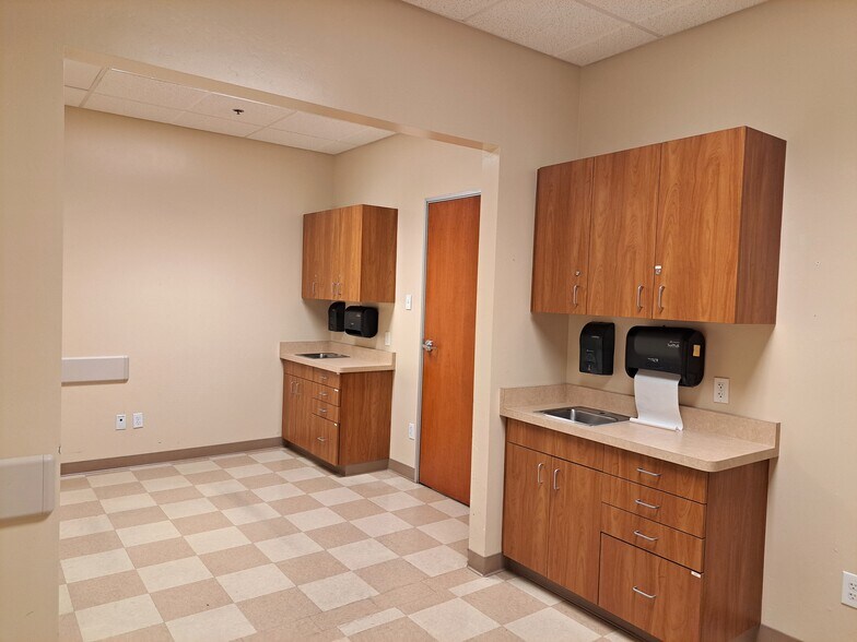 More Photos Of 9900 Stockdale Hwy, Bakersfield Medical For Sale