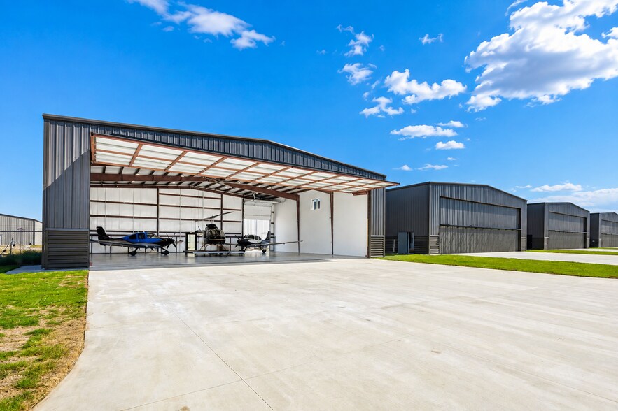 More Photos Of 3000 Westcourt rd, Denton Airplane Hangar For Sale