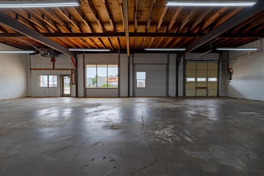 More Photos Of 422 State Highway 42, Osage Beach Storefront For Lease