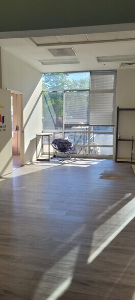 More Photos Of 45305 Catalina Ct, Sterling Showroom For Sale