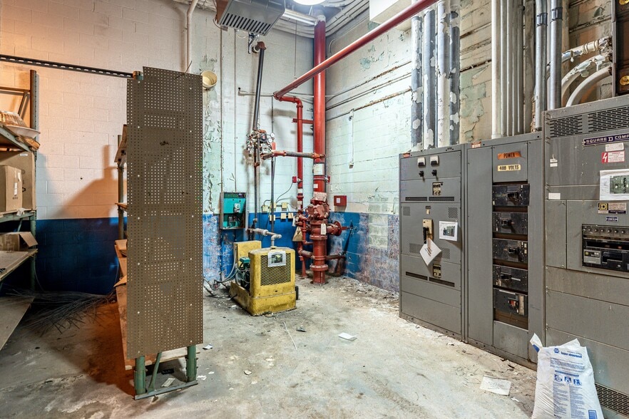 More Photos Of 200 Universal Dr, Centerville Distribution For Lease