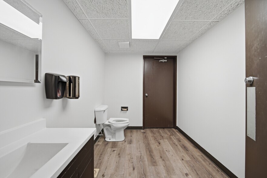 More Photos Of 1010 S 7th St, Rochelle Flex For Sale