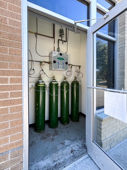 More Photos Of 329 Edwin Dr, Virginia Beach Medical For Lease