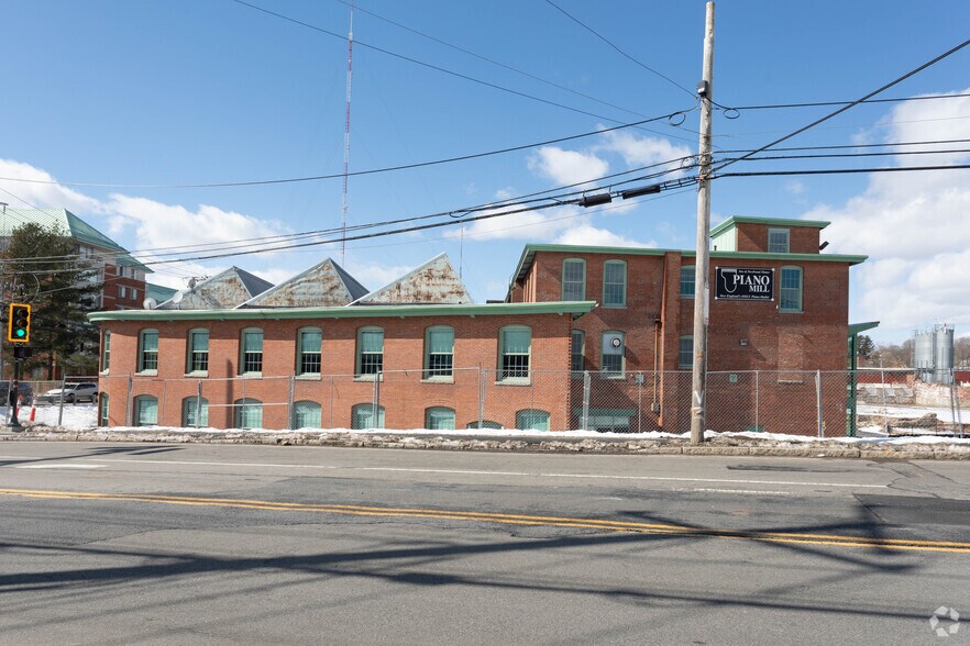 More Photos Of 156 Oak St, Newton Office For Lease