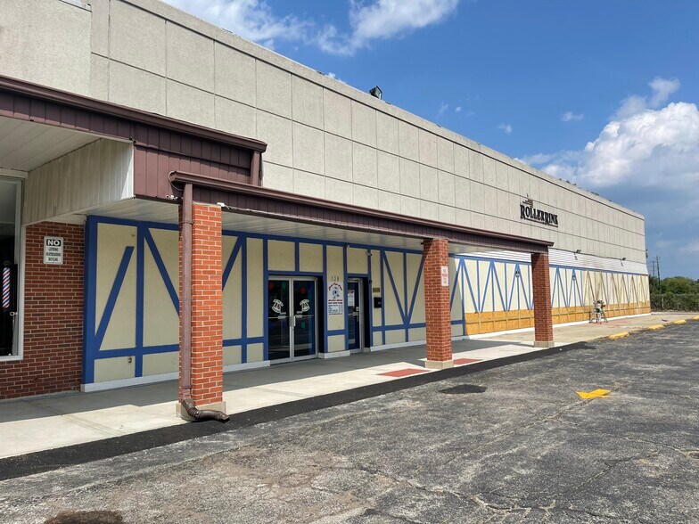 More Photos Of Seymour Ave, Mundelein Department Store For Lease