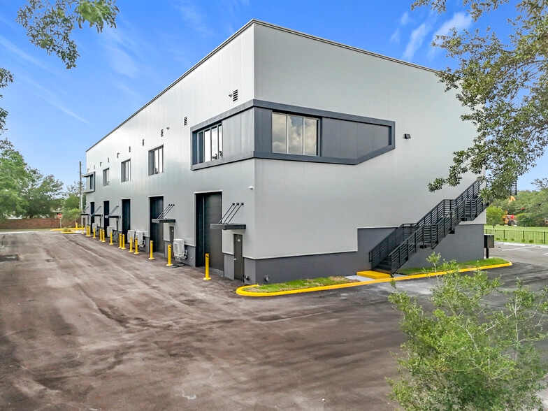 More Photos Of 705 Hennis Rd, Winter Garden Showroom For Lease