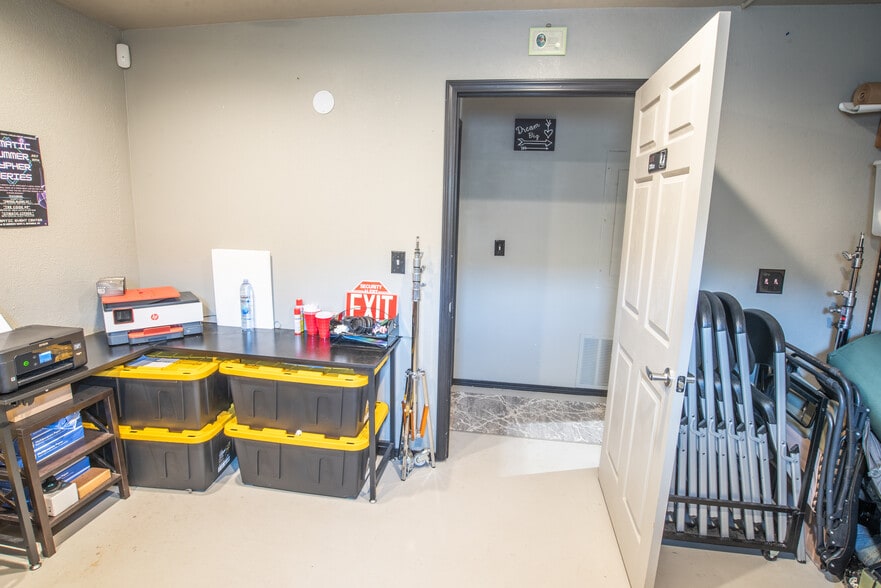 More Photos Of 5646 W Harrier Dr, Missoula Showroom For Sale