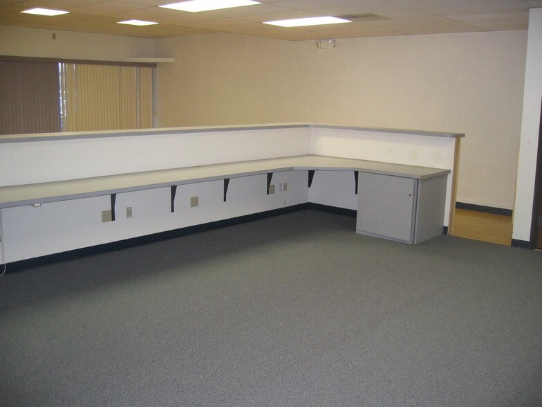 More Photos Of 4214 Fleur Dr, Des Moines General Retail For Lease