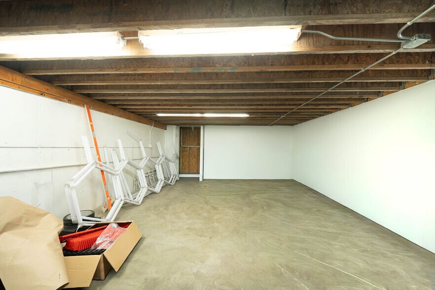 More Photos Of 670 E Calhoun St, Woodstock Flex For Lease