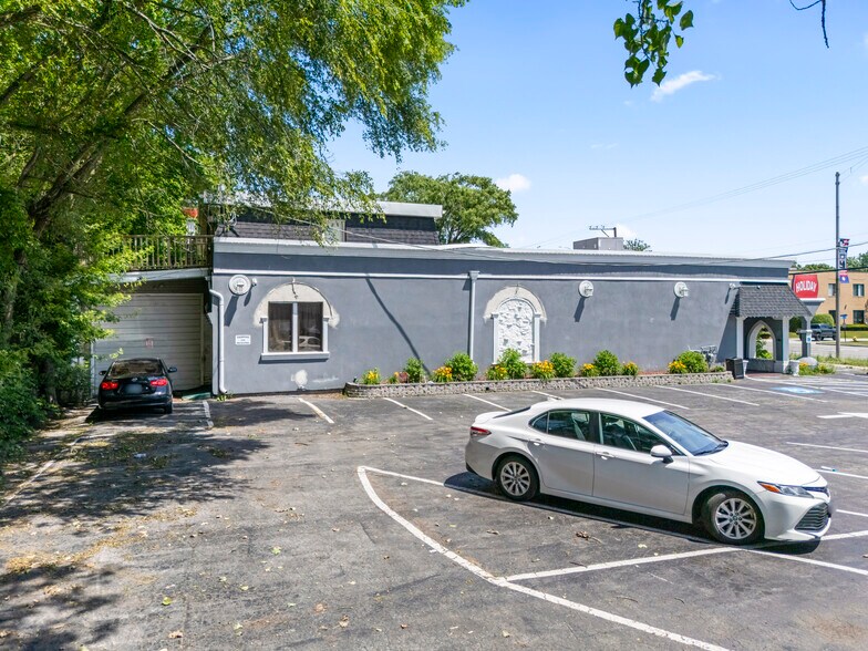 More Photos Of 10140 S Roberts Rd, Palos Hills Bar For Sale