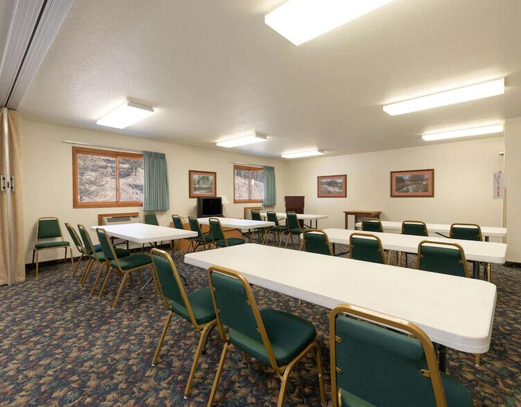 More Photos Of 109 Main St, Hill City Hotel For Sale