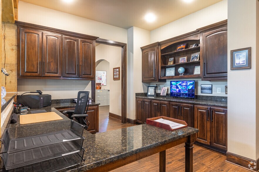 More Photos Of 1518 Colony Cir, Longview Office For Sale