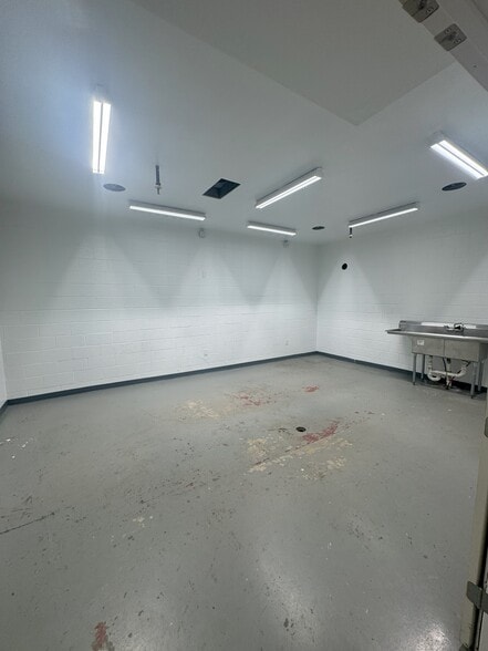 More Photos Of 1817 Linwood Blvd, Oklahoma City Warehouse For Lease