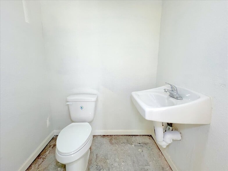 More Photos Of 7704 Irvington Blvd, Houston General Retail For Sale