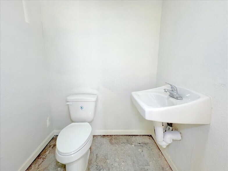 More Photos Of 7704 Irvington Blvd, Houston General Retail For Lease