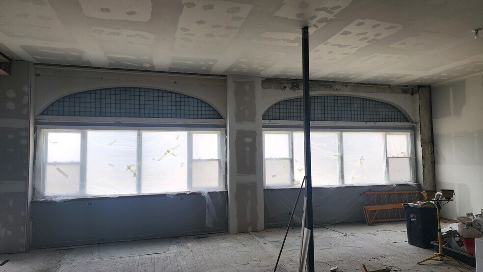 More Photos Of 5966 N Santa Monica Blvd, Whitefish Bay Storefront Retail Office For Sale