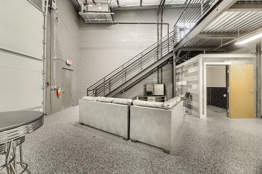 More Photos Of 2100 Double Creek Dr, Round Rock Warehouse For Lease