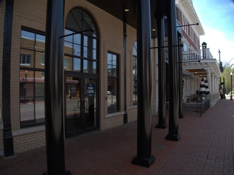 More Photos Of 117 W Central Ave, Bentonville Storefront Retail Office For Lease