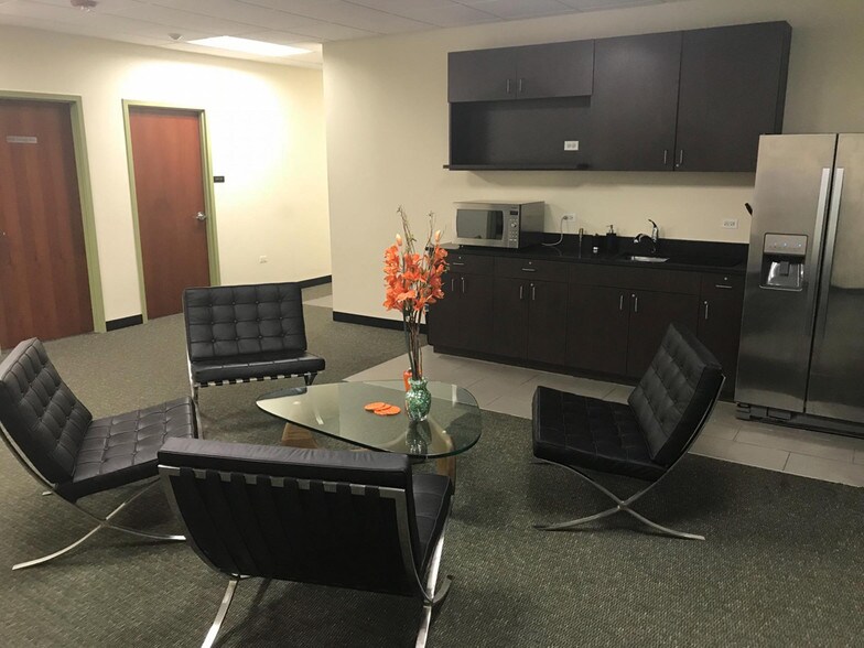 More Photos Of 1205 Milwaukee Ave, Glenview Self Storage For Lease