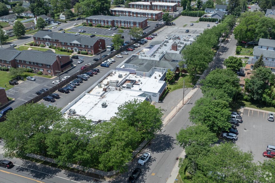 More Photos Of 375 E Main St, Bay Shore Medical For Lease