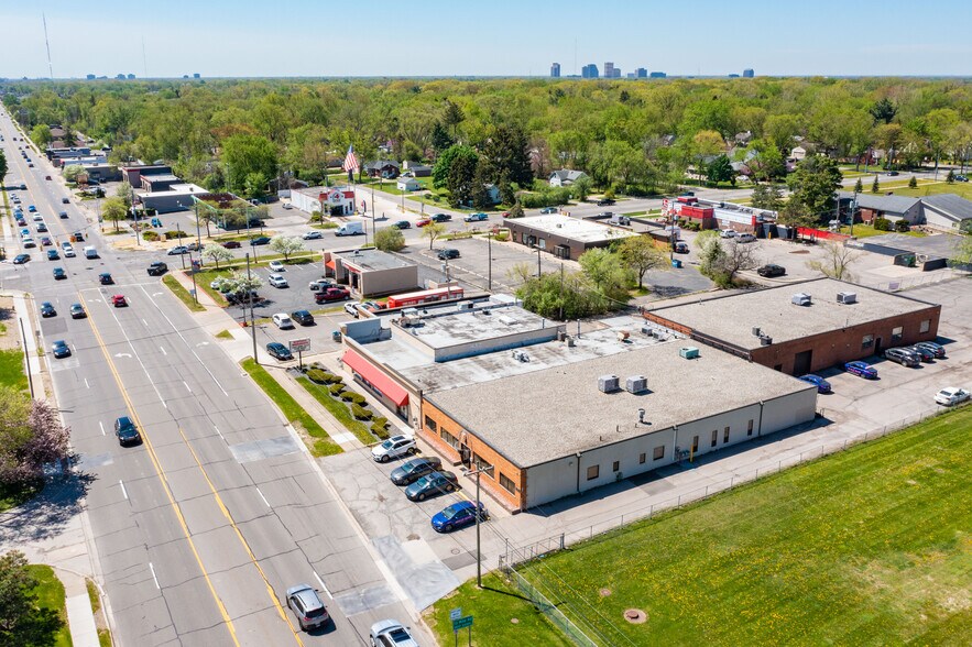 More Photos Of 31119 Greenfield Rd, Beverly Hills Warehouse For Lease