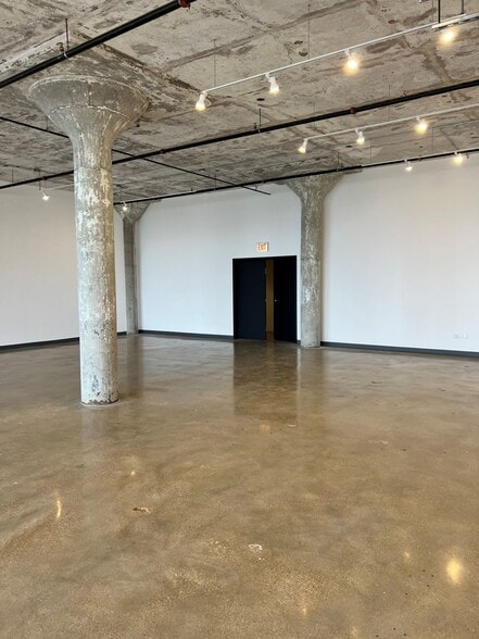 More Photos Of 1010 W 35th St, Chicago Flex For Lease
