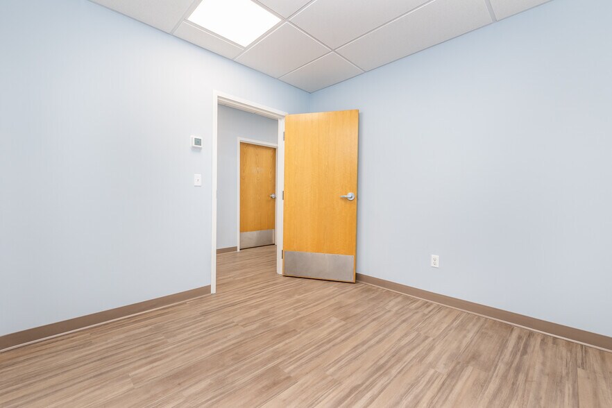 More Photos Of 18 Cedar St, Newington Storefront Retail Office For Lease