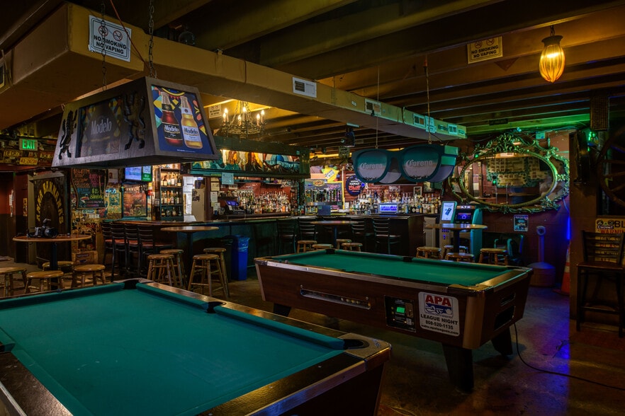 More Photos Of 2440 S Beretania St, Honolulu Bar For Lease