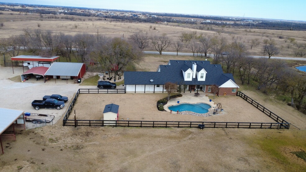 More Photos Of 5871 Milam Rd, Denton Flex For Sale