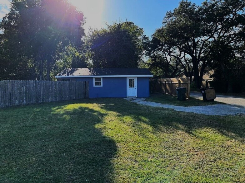 More Photos Of 1007 Meyer St, Sealy Multifamily For Sale