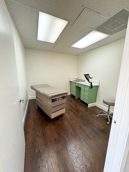 More Photos Of 3630 Almazan Dr, Dallas Medical For Lease