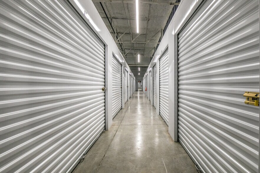 More Photos Of 1699 Airways Blvd, Memphis Self Storage For Sale