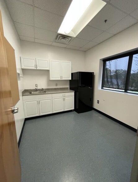 More Photos Of 615 McGee Rd, Anderson Showroom For Lease