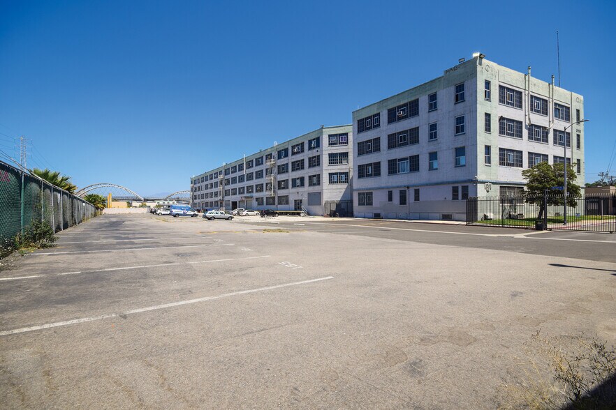 More Photos Of 2155 E 7th St, Los Angeles Manufacturing For Lease