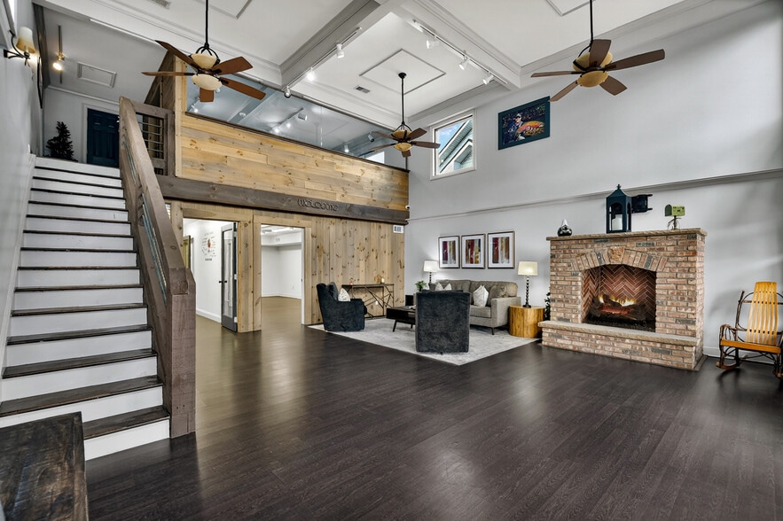 More Photos Of 240 W Main St, Blue Ridge Office For Sale