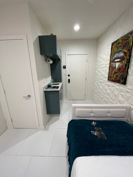 More Photos Of 1829 Fillmore St, Hollywood Hotel For Sale