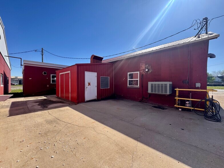 More Photos Of 205 W Main St, Bushnell Industrial For Sale