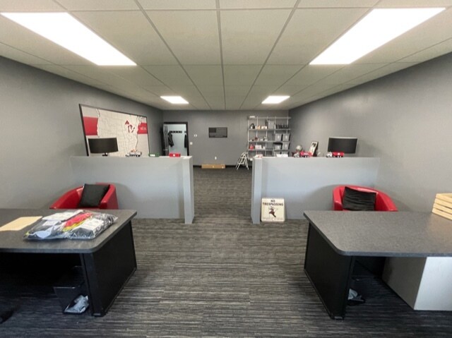 More Photos Of 170 W Circle Dr, Saint Charles Manufacturing For Lease