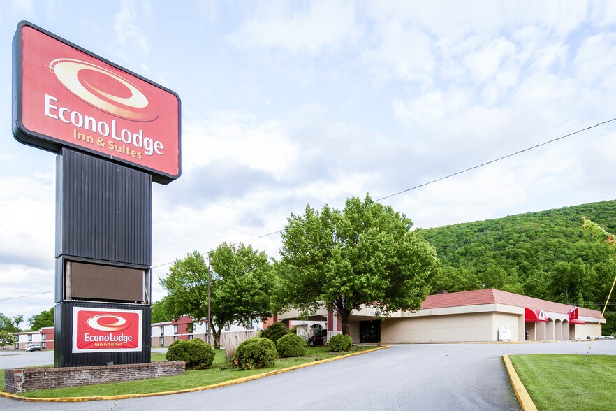 Primary Photo Of 551 Hwy 58 E, Norton Hotel For Sale