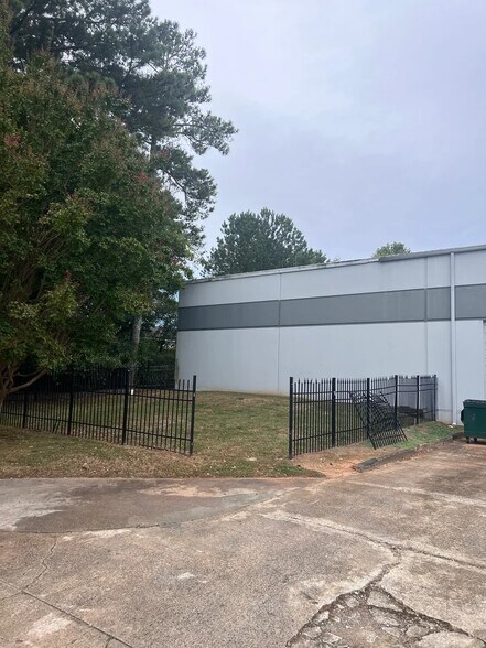 More Photos Of 1785 Grassland Pky, Alpharetta Showroom For Lease